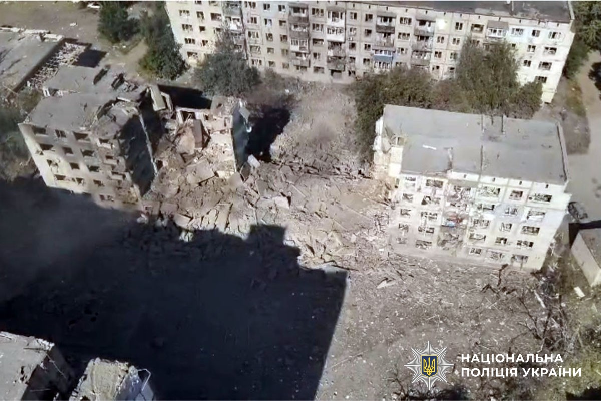 Зруйнована обстрілом багатоповерхівка