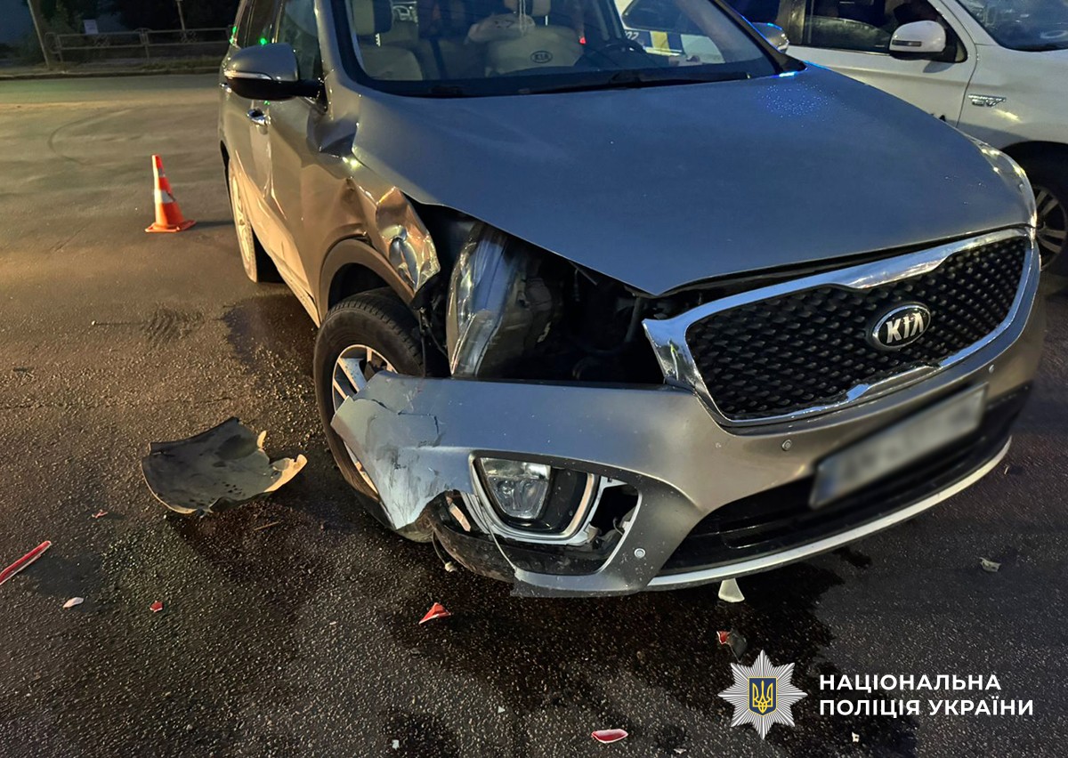 автомобіль з пошкодженнями у передній правій частині