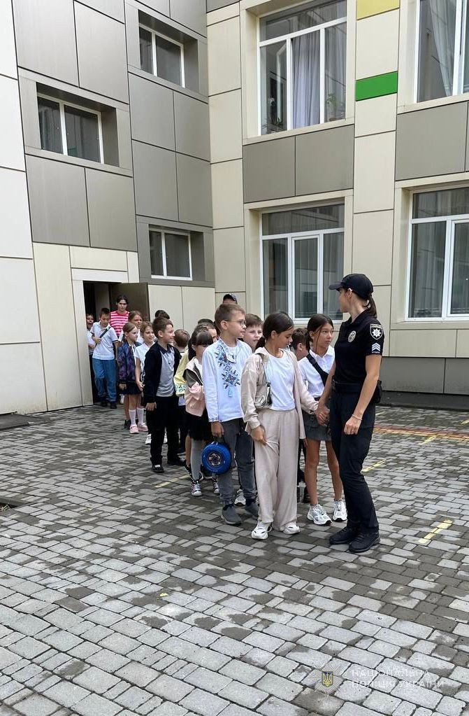 Поліцейські разом з дітьми відпрацьовують маршрут до укриття.