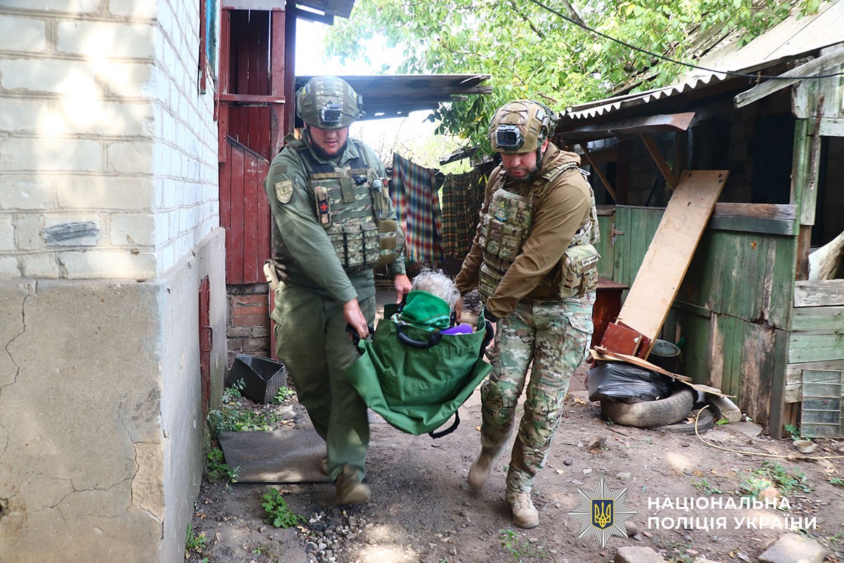 Поліцейські евакуюють жінку на ношах