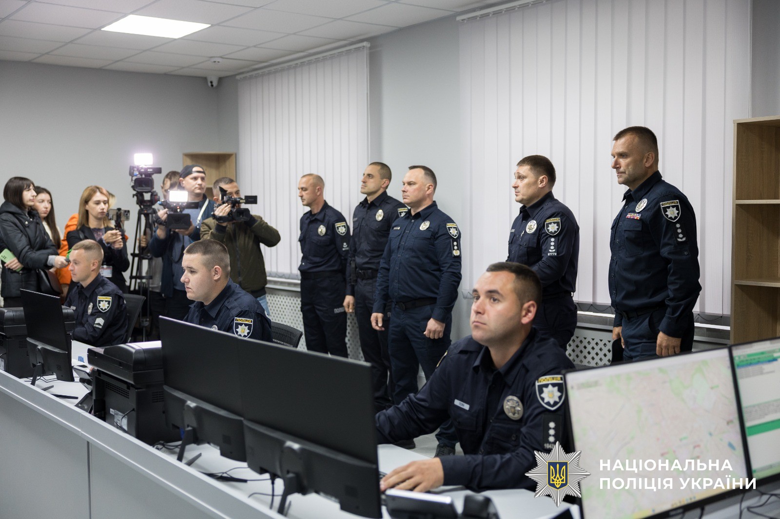 Поліцейські Чернівецького районного управляння демонструють роботу систему «Custody Records»