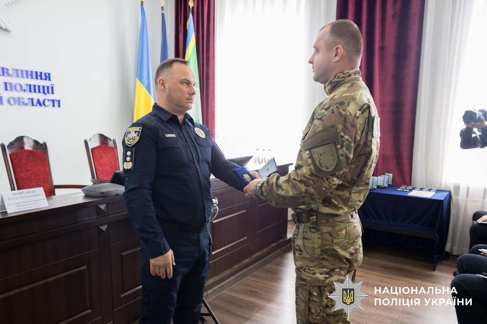 Голова Національної поліції України нагороджує спецпризначенця