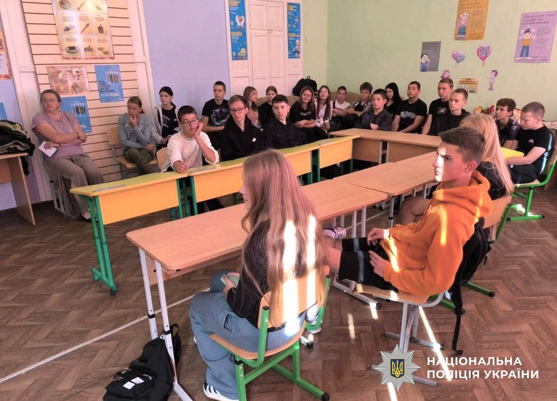 учні сидять за партами