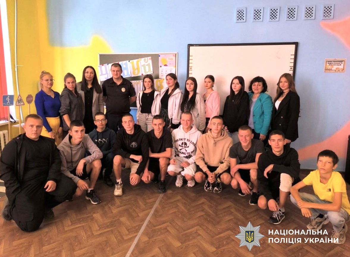 учні разом з іншими учасниками заходу