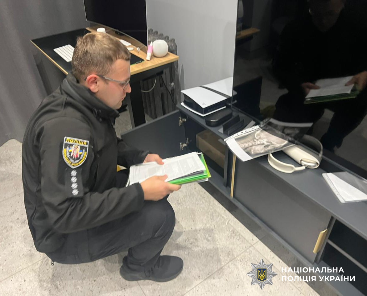 Співробітник поліції проводить процесуальні дії