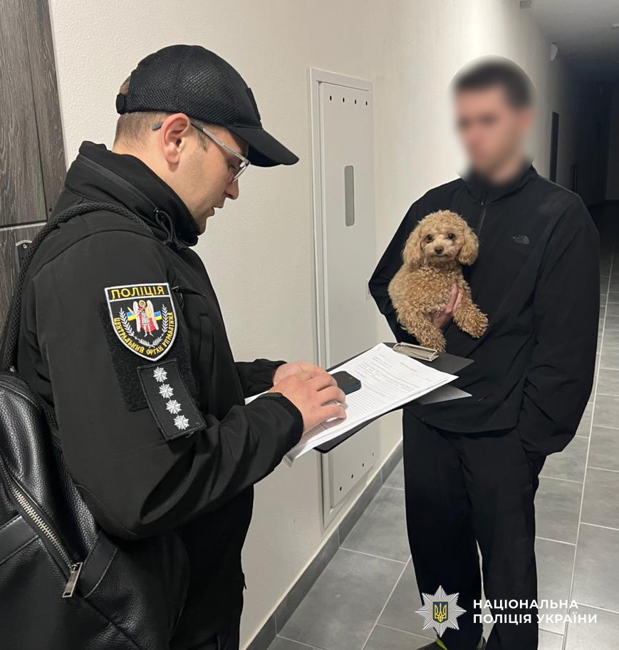 Співробітник поліції проводить процесуальні дії