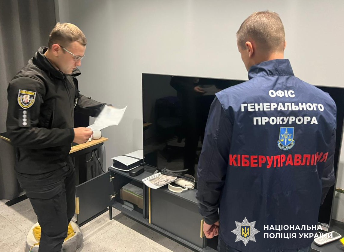 Співробітник поліції спільно з працівником офісу генерального прокурора проводить процесуальні дії