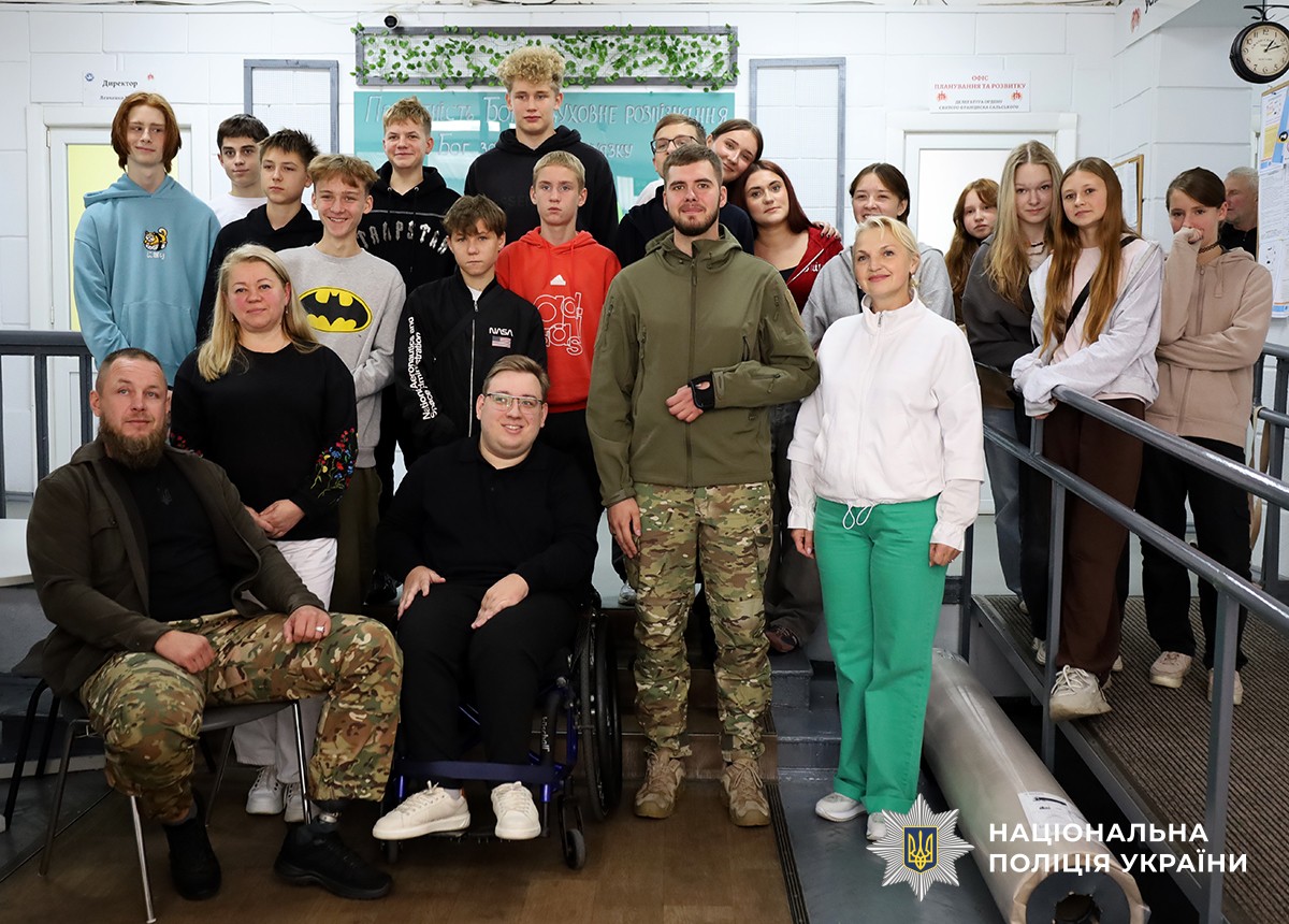 ветерани та ліцеїсти позують для спільного фото
