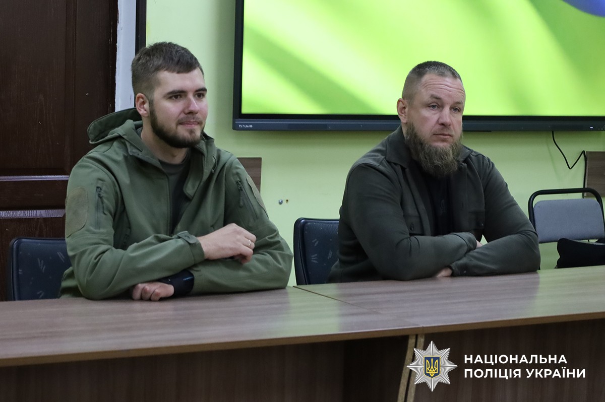 двоє ветеранів війни сидять за столом