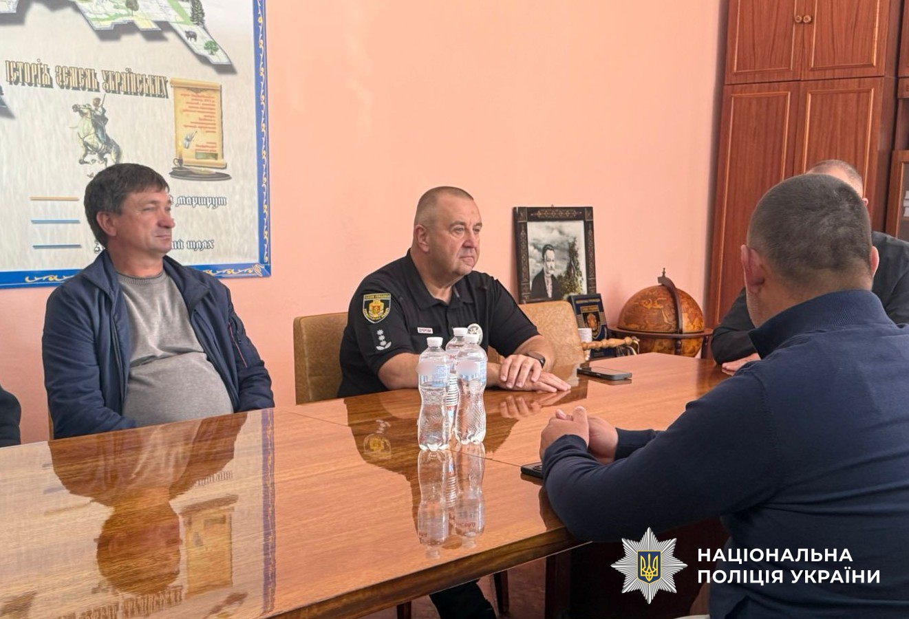 учасники зустрічі за столом