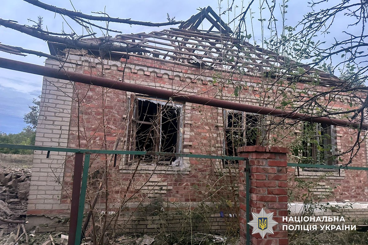 Зруйнований будинок бех даху та вікон