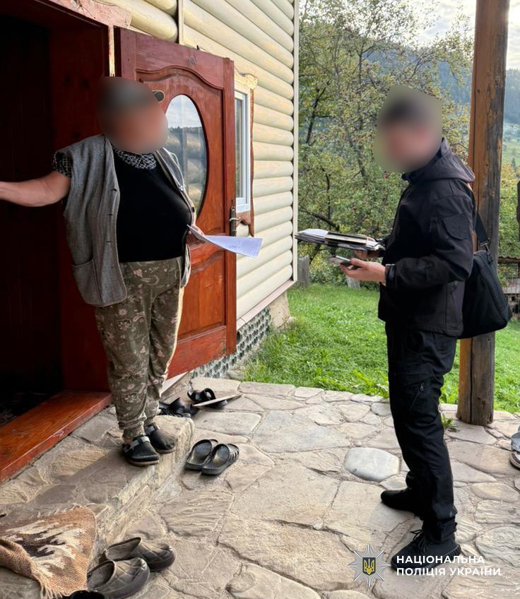 Поліцейські проводять слідчі дії у підозрюваної щодо незаконно заволоділа землями поблизу туристичного комплексу «Буковель»