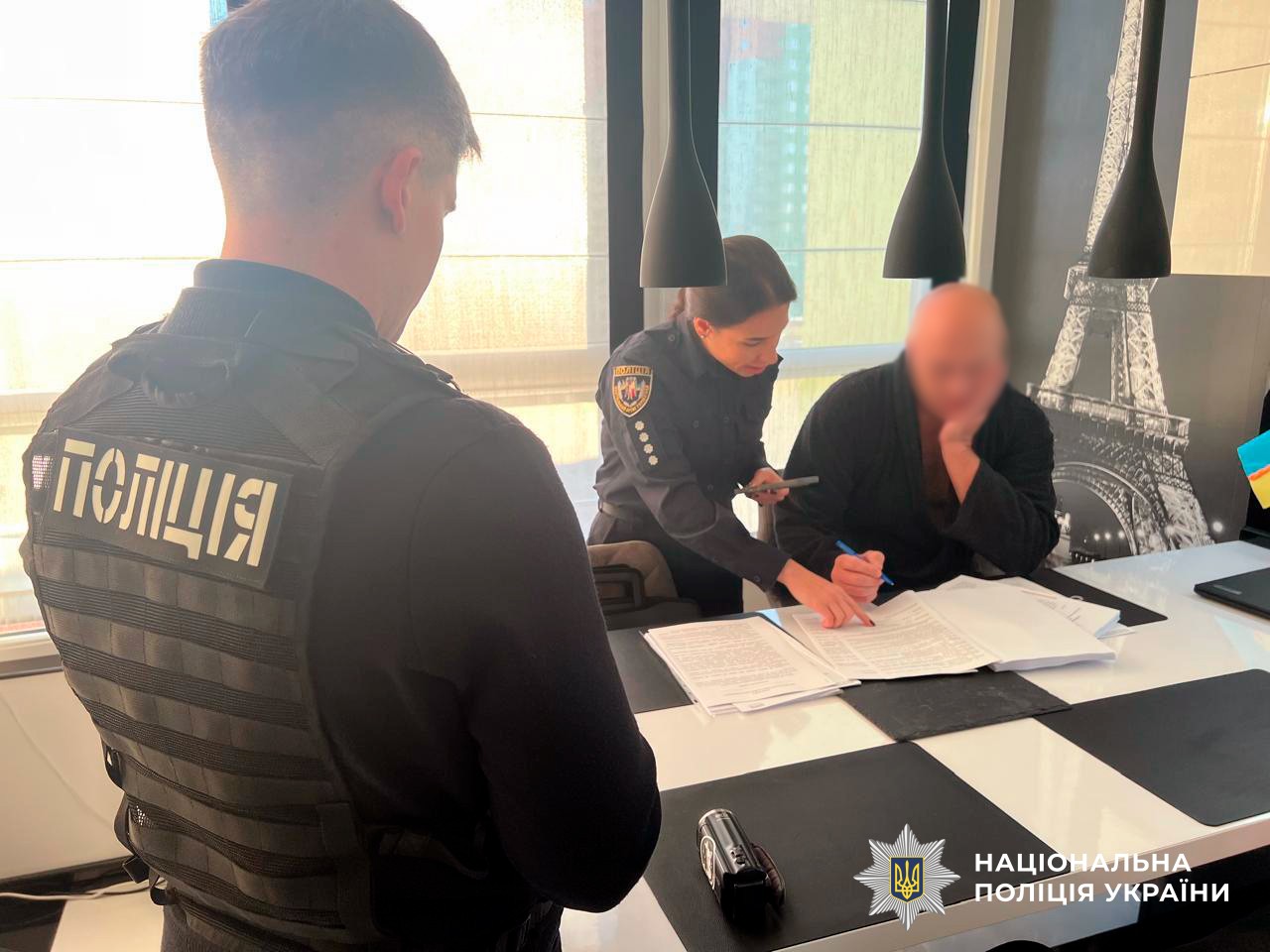 Поліцейські проводять слідчі дії