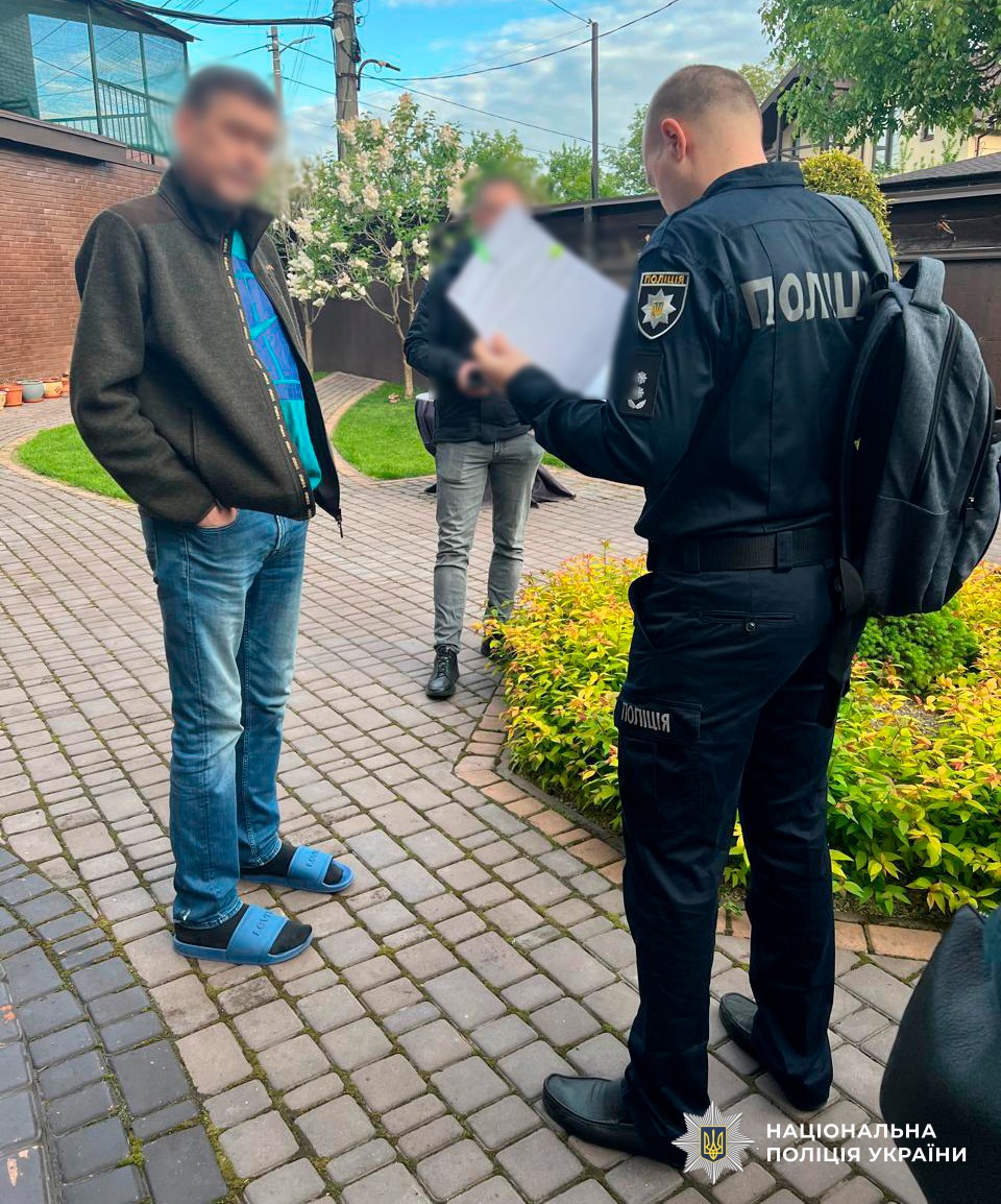 Поліцейські проводять слідчі дії