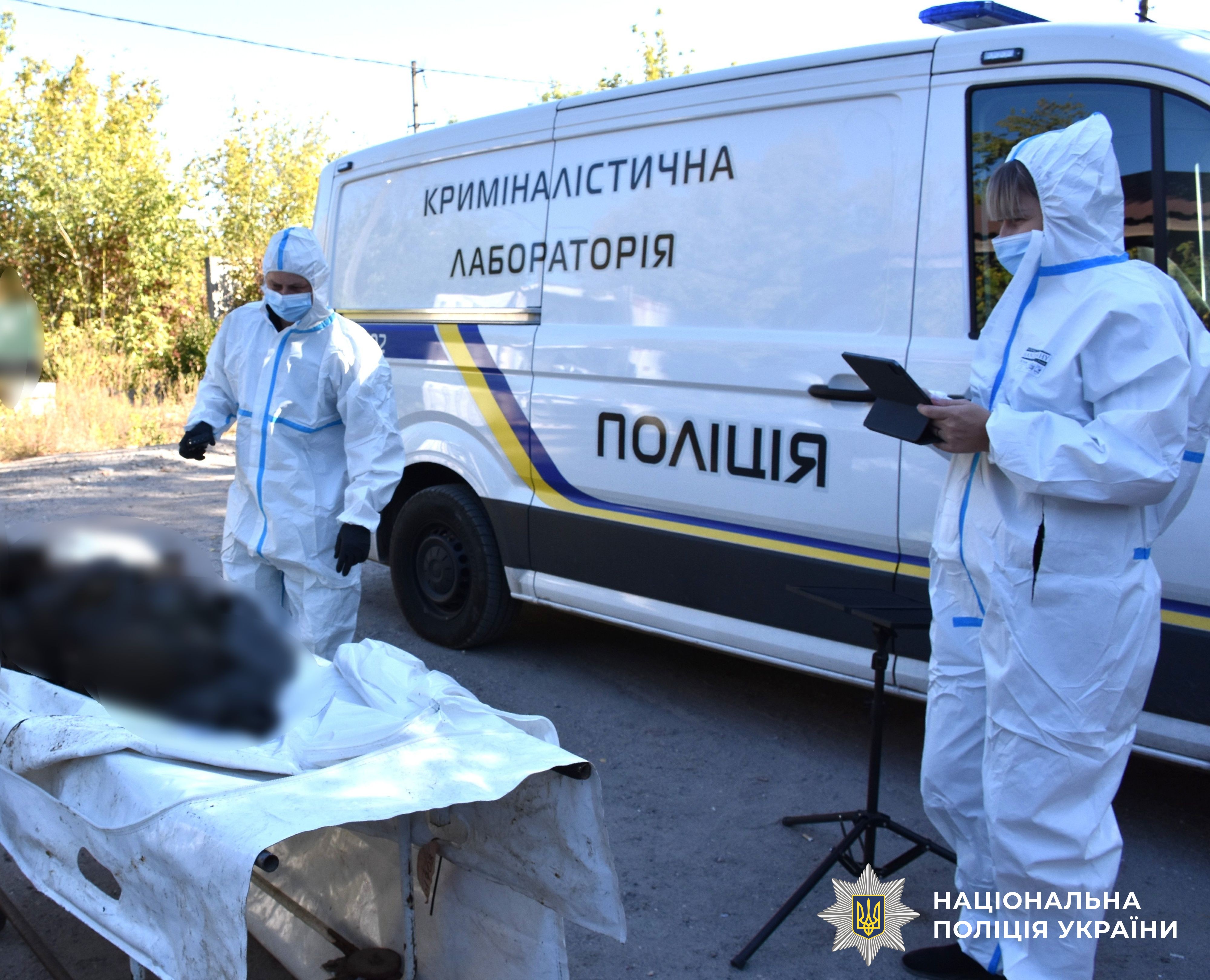огляд криміналістами тіла загиблого