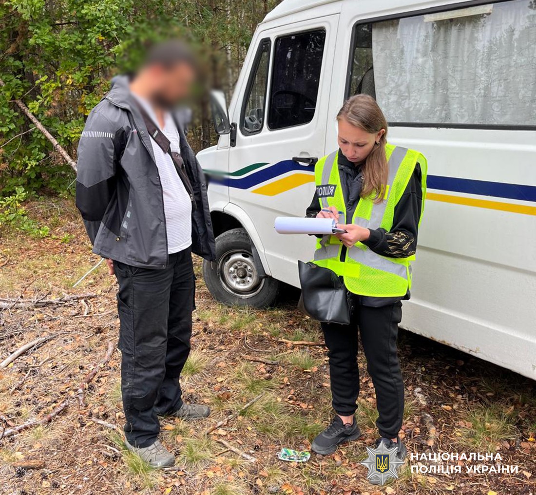 слідча зачитує права фігуранту