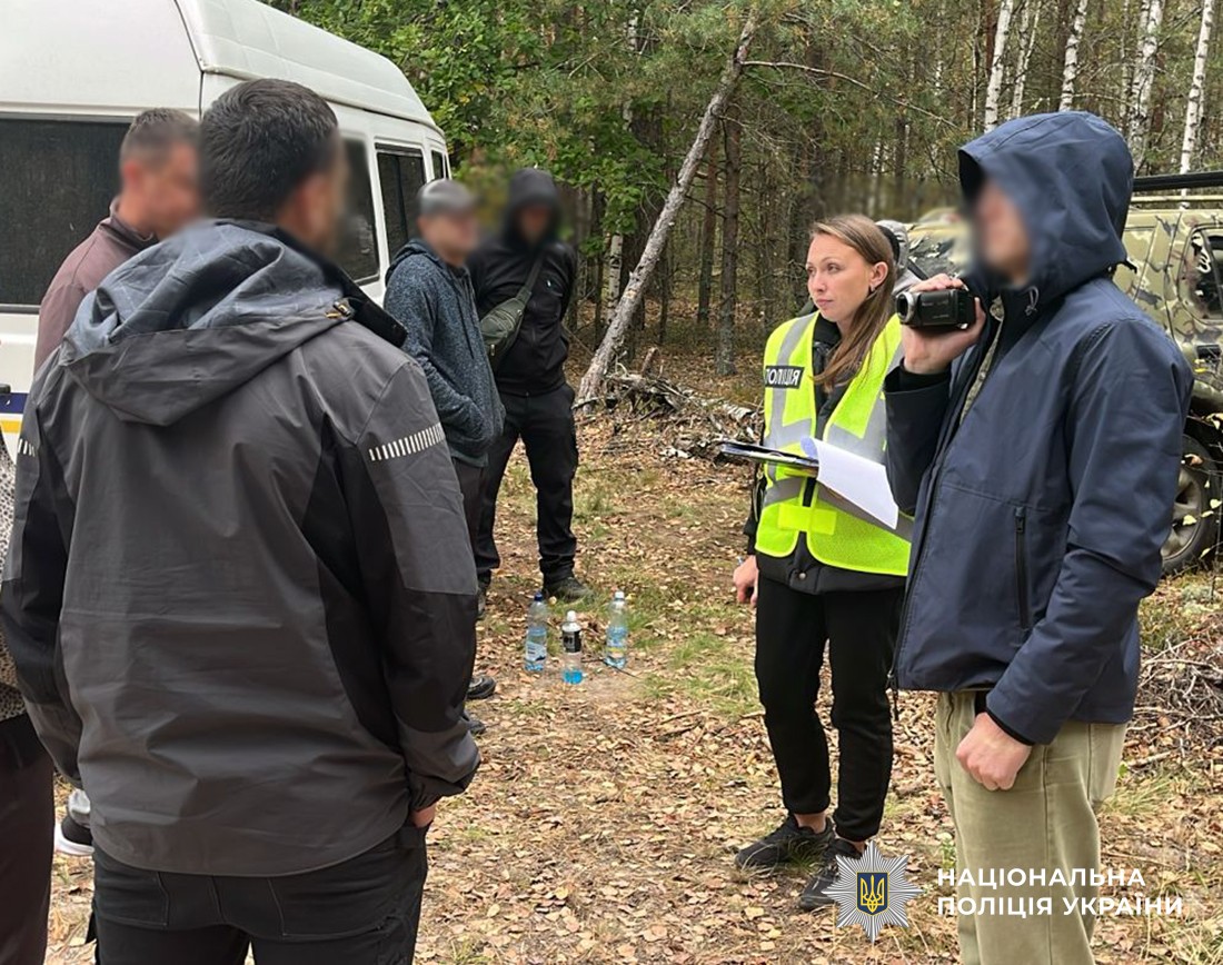 стоять пятеро чоловіків серед яких співробітники СБУ, поняті та причетні до виїзду закордон, слідча зачитує права та обовязки учасників