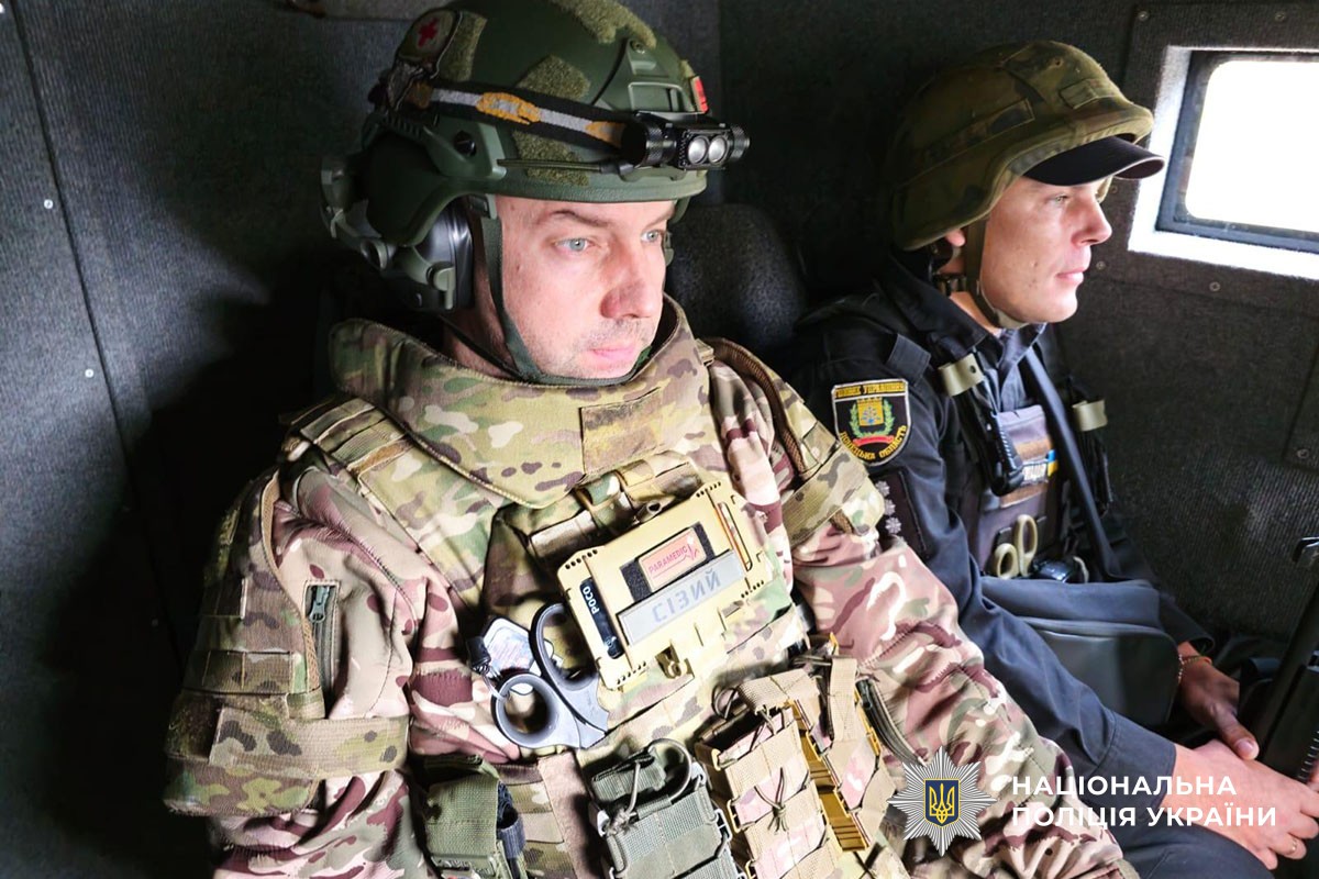 Поліцейські їдуть у автомобілі