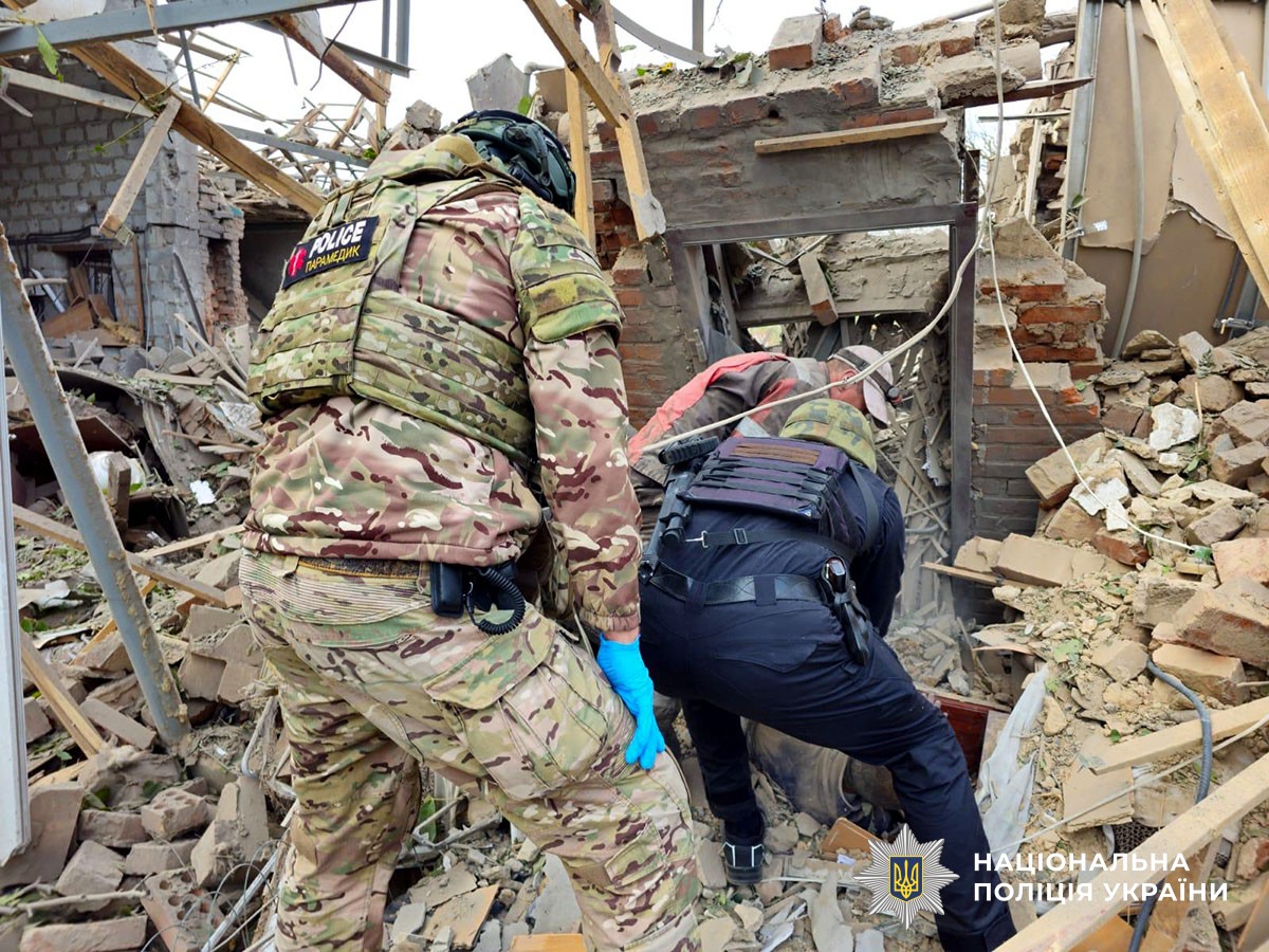 Поліцейські дістають пораненого із-під уламків будинку