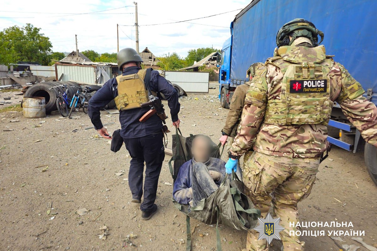 Поліцейські евакуюють пораненого