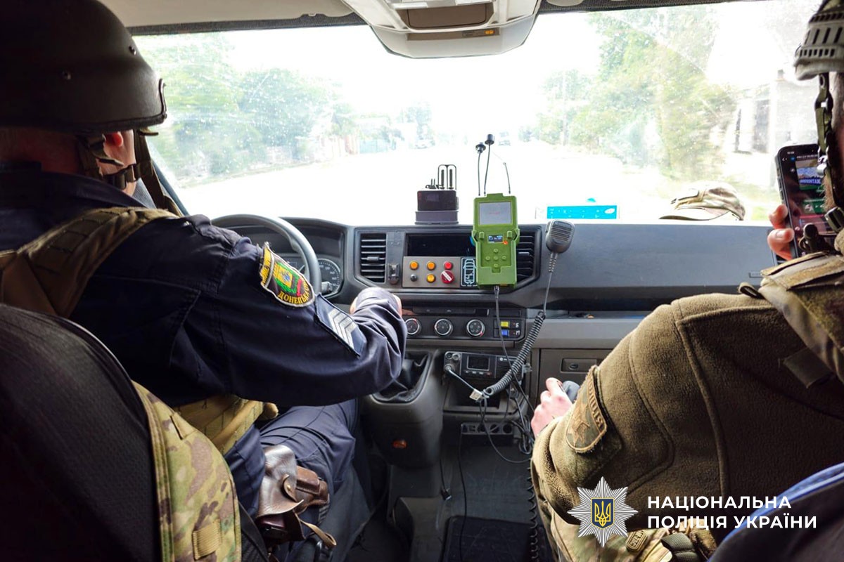 Поліцейські їдуть у автомобілі