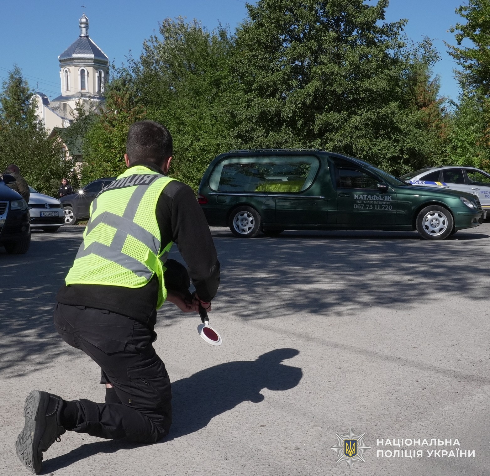 В останню путь старшого сержанта поліції проводжали: поліцейські Львівщини на чолі з керівником Головного управління Національної поліції у Львівській області Олександром Шляховським, бійці батальйону поліції особливого призначення КОРД (стрілецький) поліції Львівщини на чолі з т.в.о.виконувача обов’язків керівника підрозділу - майором поліції Романом Пальчикевичем, а також рідні та близькі.