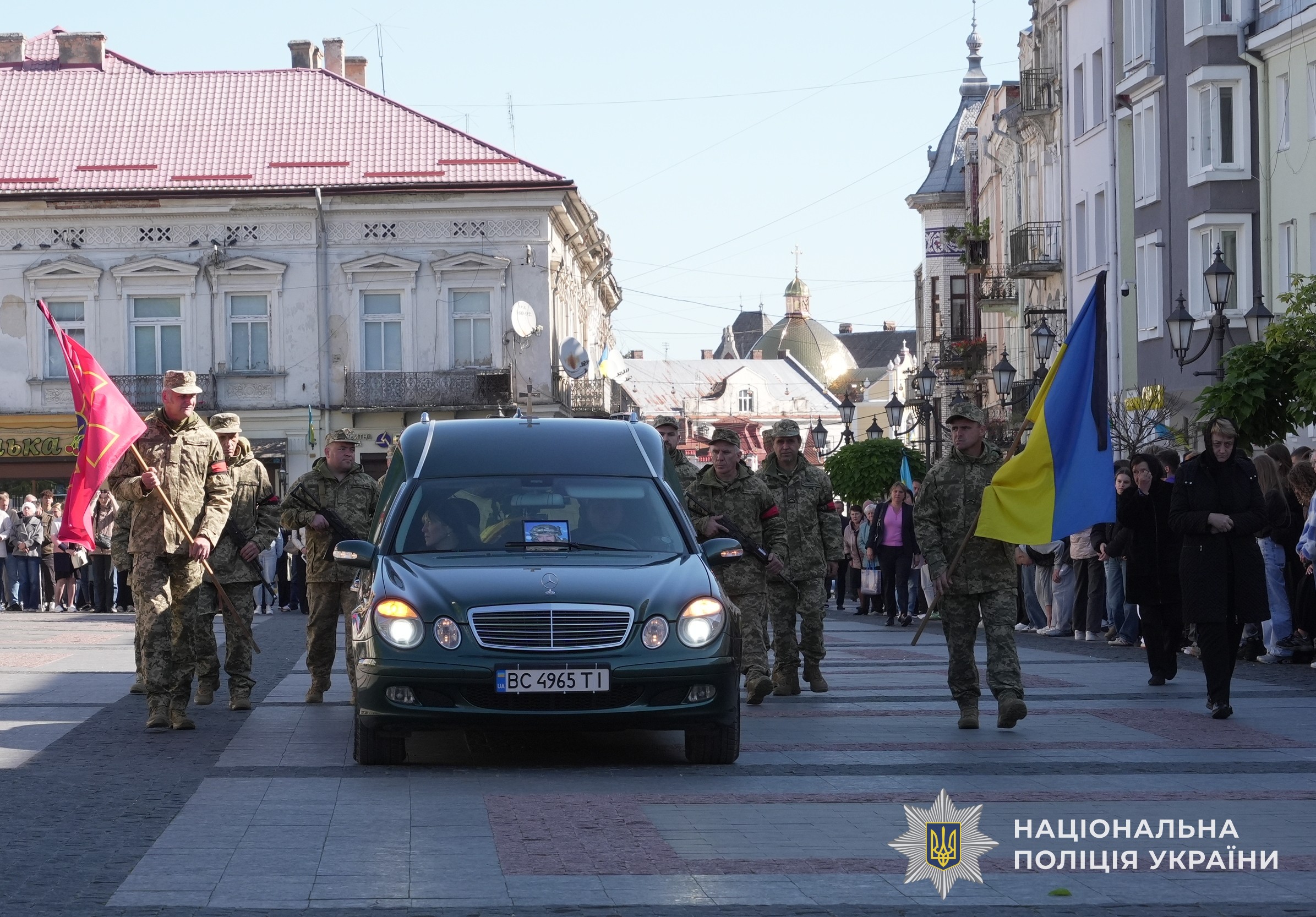 В останню путь старшого сержанта поліції проводжали: поліцейські Львівщини на чолі з керівником Головного управління Національної поліції у Львівській області Олександром Шляховським, бійці батальйону поліції особливого призначення КОРД (стрілецький) поліції Львівщини на чолі з т.в.о.виконувача обов’язків керівника підрозділу - майором поліції Романом Пальчикевичем, а також рідні та близькі.