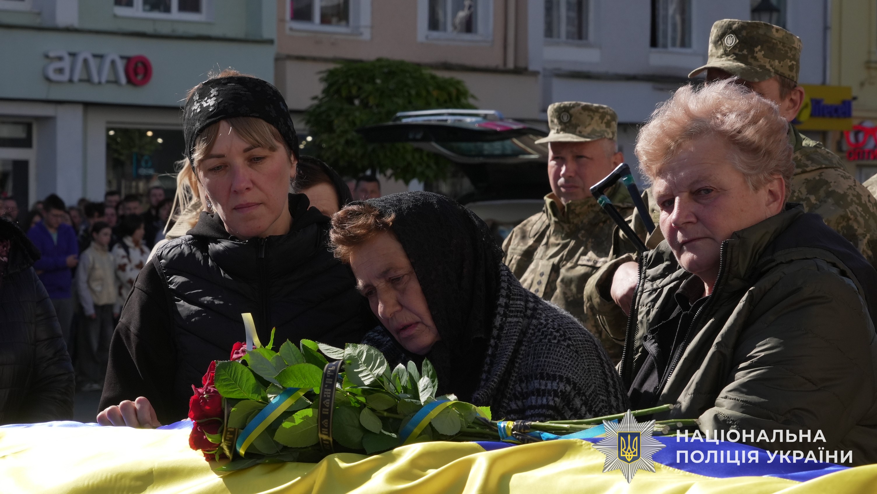 В останню путь старшого сержанта поліції проводжали: поліцейські Львівщини на чолі з керівником Головного управління Національної поліції у Львівській області Олександром Шляховським, бійці батальйону поліції особливого призначення КОРД (стрілецький) поліції Львівщини на чолі з т.в.о.виконувача обов’язків керівника підрозділу - майором поліції Романом Пальчикевичем, а також рідні та близькі.