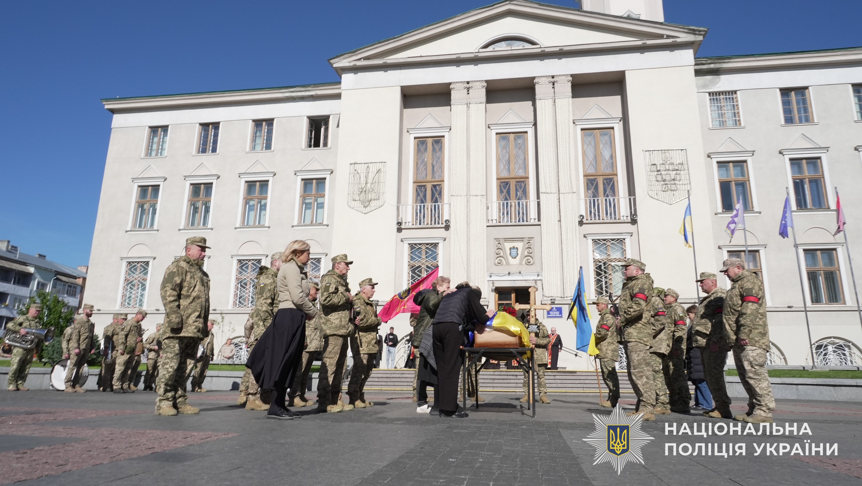 В останню путь старшого сержанта поліції проводжали: поліцейські Львівщини на чолі з керівником Головного управління Національної поліції у Львівській області Олександром Шляховським, бійці батальйону поліції особливого призначення КОРД (стрілецький) поліції Львівщини на чолі з т.в.о.виконувача обов’язків керівника підрозділу - майором поліції Романом Пальчикевичем, а також рідні та близькі.