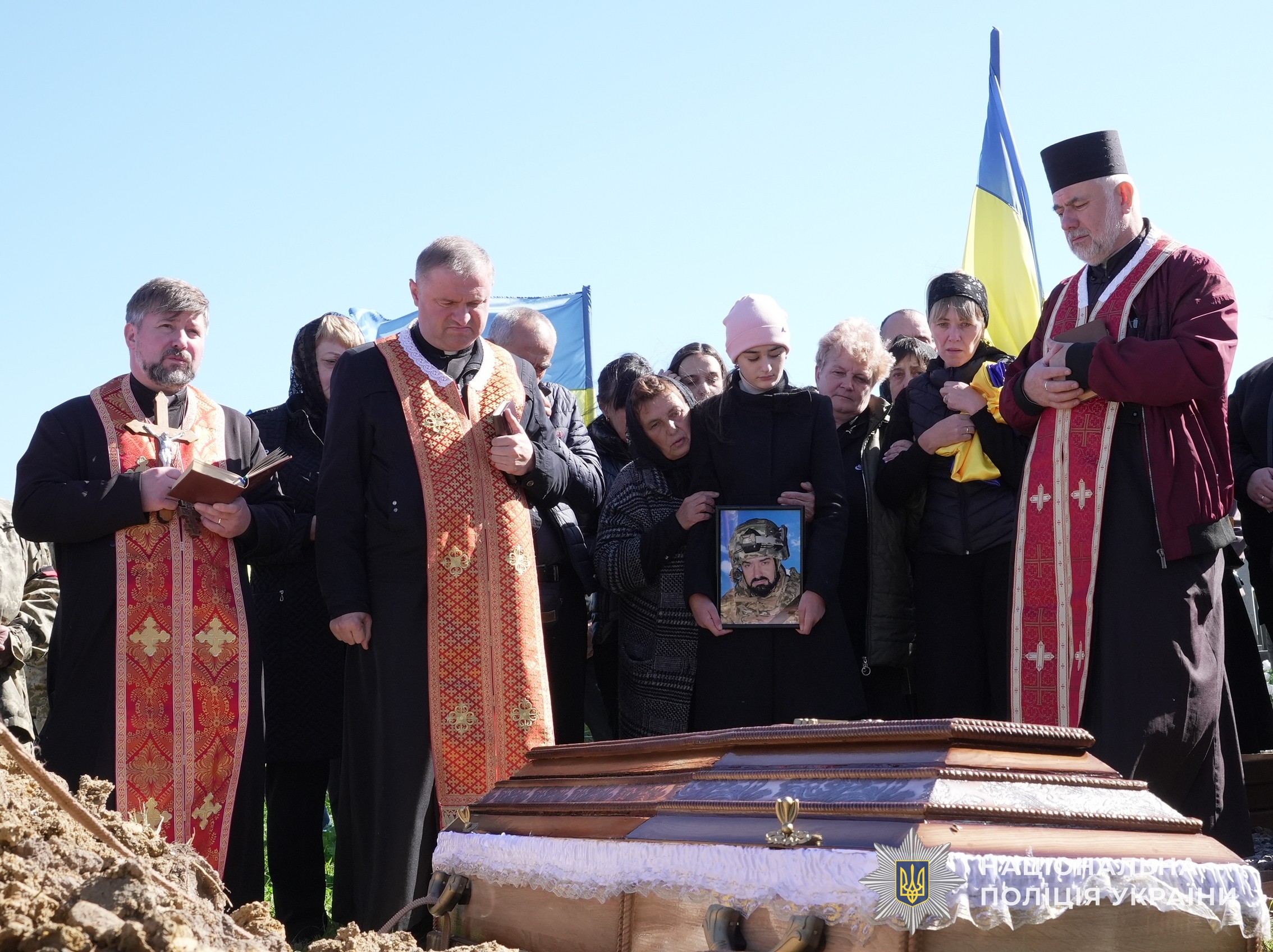 В останню путь старшого сержанта поліції проводжали: поліцейські Львівщини на чолі з керівником Головного управління Національної поліції у Львівській області Олександром Шляховським, бійці батальйону поліції особливого призначення КОРД (стрілецький) поліції Львівщини на чолі з т.в.о.виконувача обов’язків керівника підрозділу - майором поліції Романом Пальчикевичем, а також рідні та близькі.