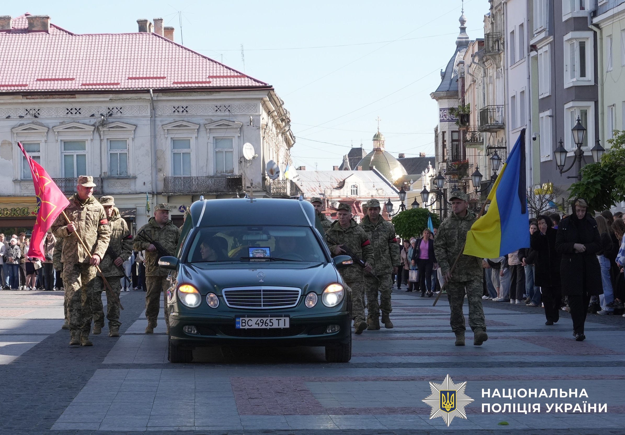 В останню путь старшого сержанта поліції проводжали: поліцейські Львівщини на чолі з керівником Головного управління Національної поліції у Львівській області Олександром Шляховським, бійці батальйону поліції особливого призначення КОРД (стрілецький) поліції Львівщини на чолі з т.в.о.виконувача обов’язків керівника підрозділу - майором поліції Романом Пальчикевичем, а також рідні та близькі.