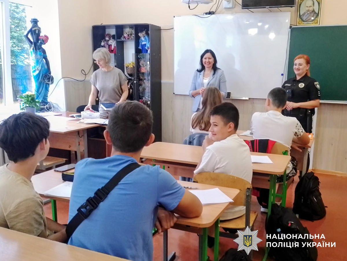 Поліцейська, прокурорка та вчителька щось розповідають учням-підліткам у класі