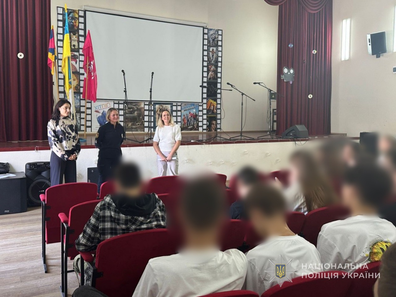 інспектор сектору ювенальної превенції Одеського районного управління поліції № 2 майор поліції Анжела Нарадько та ювенальний прокурор Біляївської окружної прокуратури розповідають школярам про їх права та обов'язки.