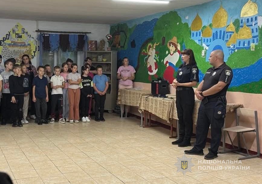 Поліцейські проводять школярам профілактичний урок.