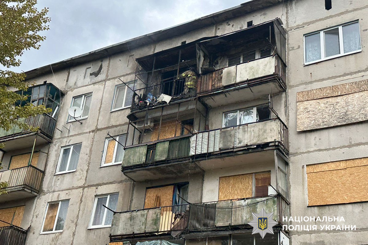Багатопаверхівка з вигорівшим вікном на п'ятому поверсі