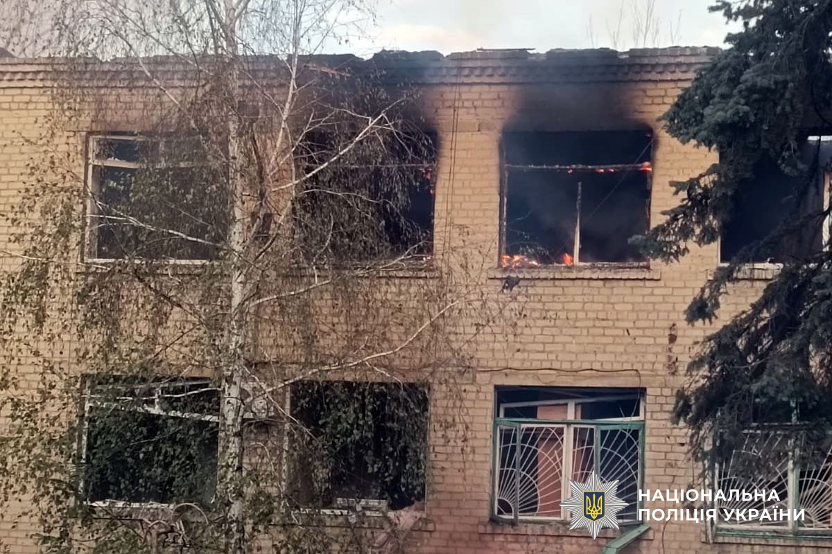 Зруйнований будинок без даху та вікон