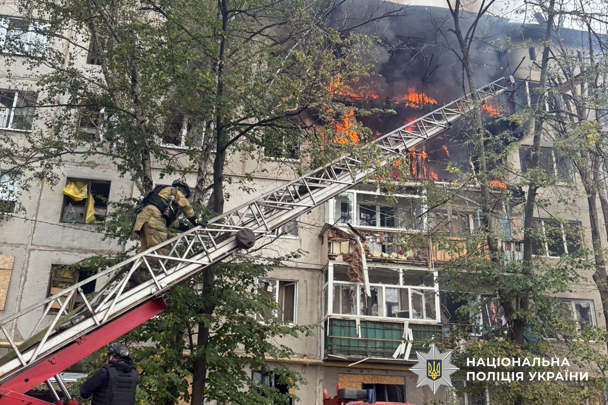 Багатоповерхівка з палаючими вікнами