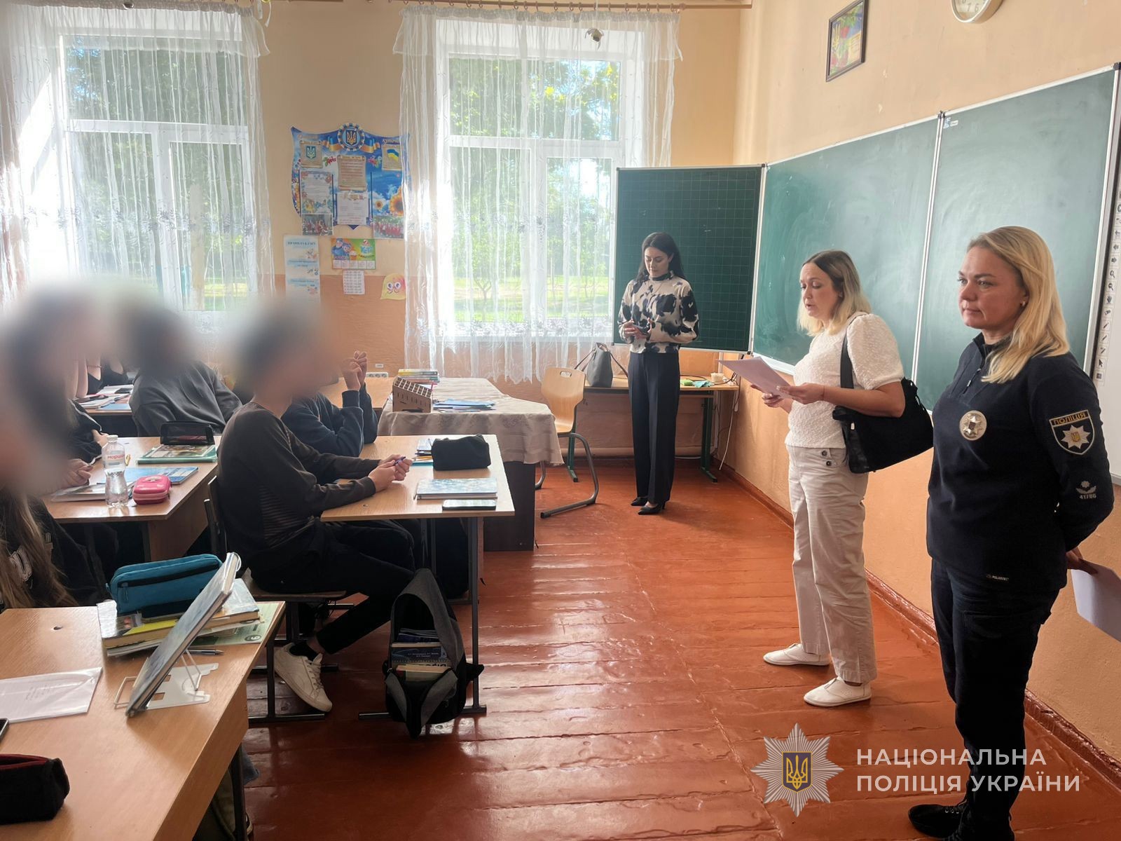 інспектор сектору ювенальної превенції Одеського районного управління поліції № 2 майор поліції Анжела Нарадько та ювенальний прокурор Біляївської окружної прокуратури розповідають школярам про їх права та обов'язки.