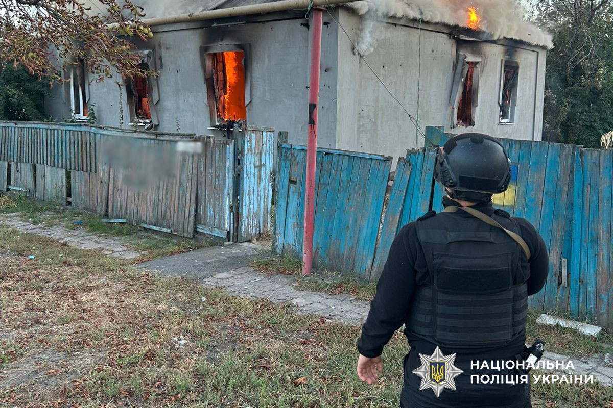 Поліцейський біля палаючого будинку