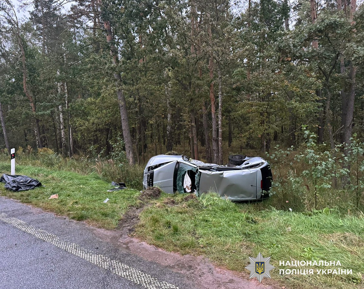 автомобіль в кюветі перевернений на бік