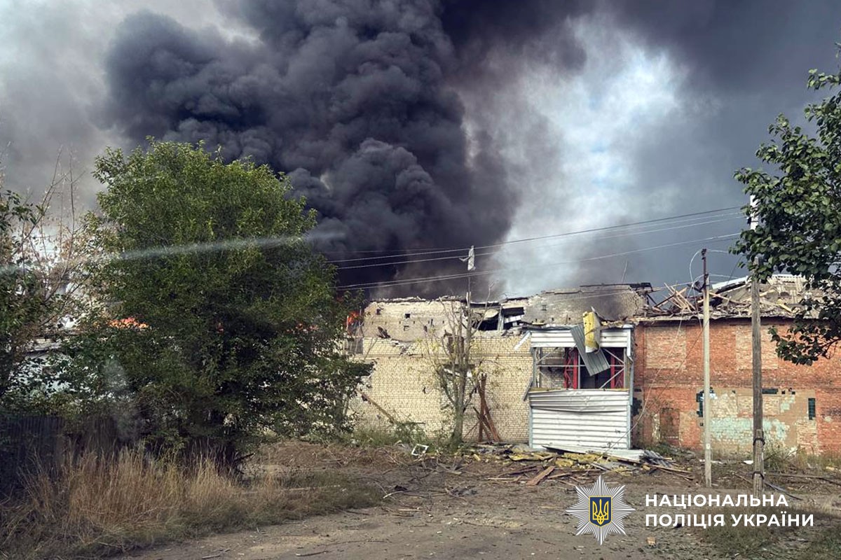 Чорний дим над будівлями