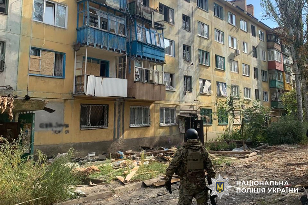 Багатоповерховий будинок без вікон і поліцейський поруч