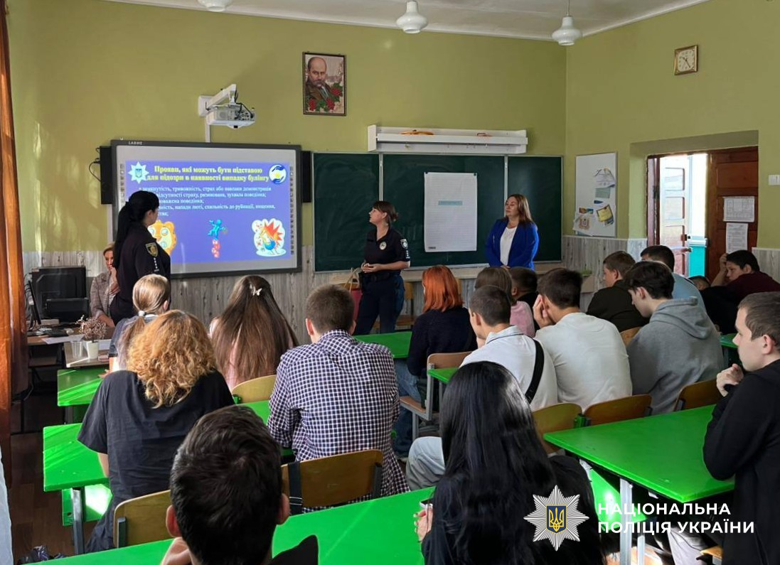 поліцейські проводять заняття з учнями