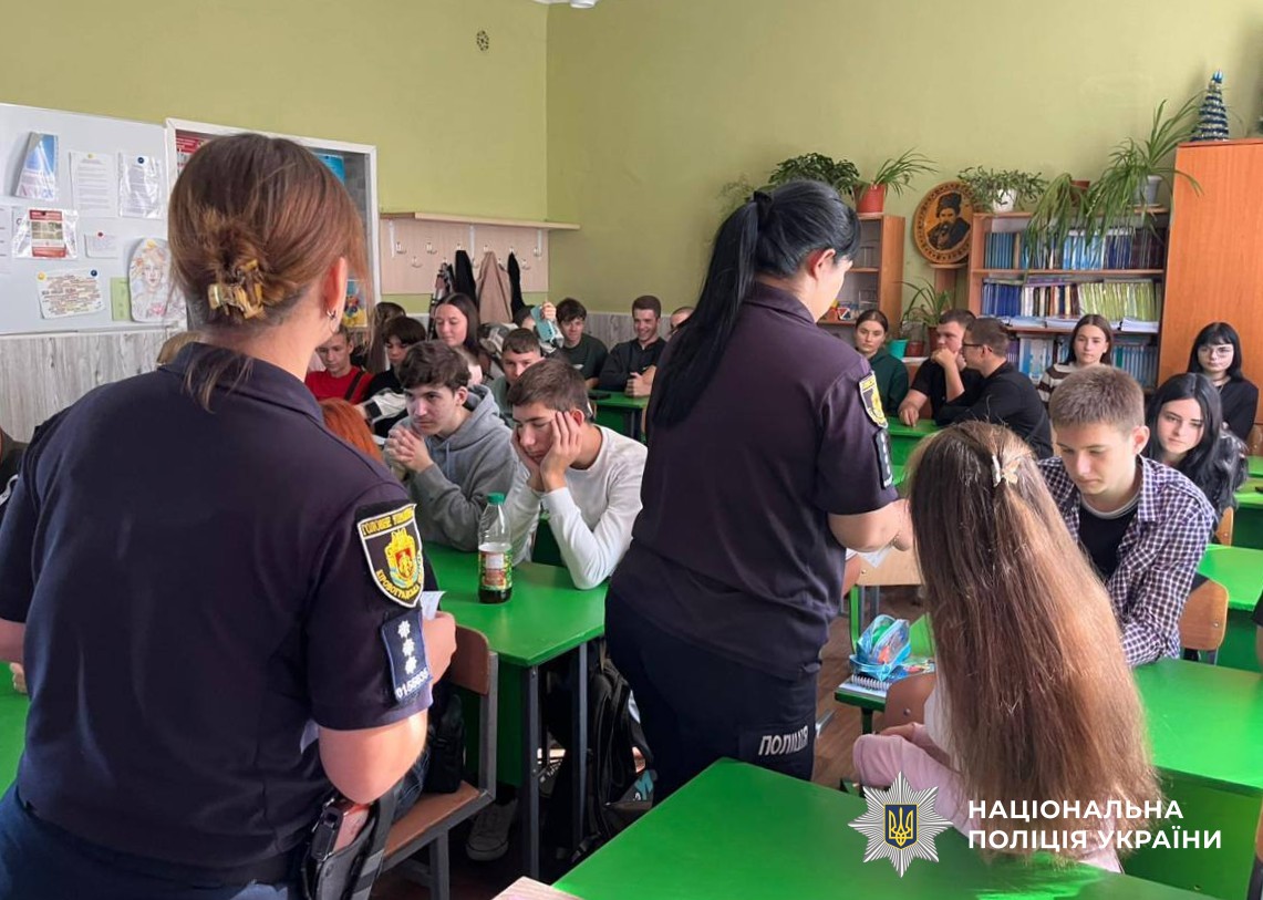 поліцейські проводять заняття з учнями
