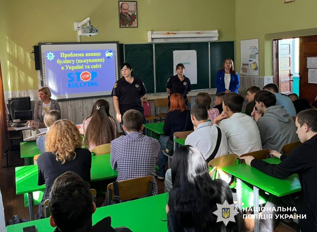 поліцейські проводять заняття з учнями