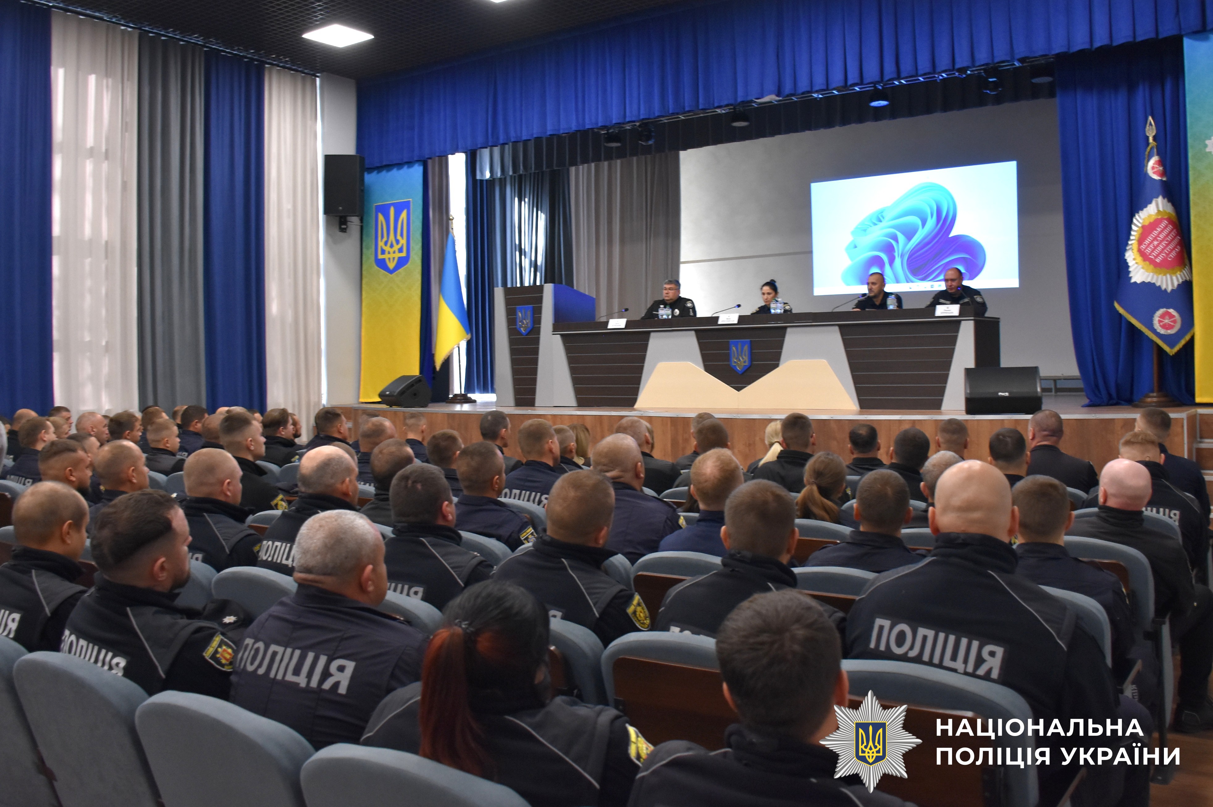 поліцейські офіцери громади та почесні гості на відкритті навчань