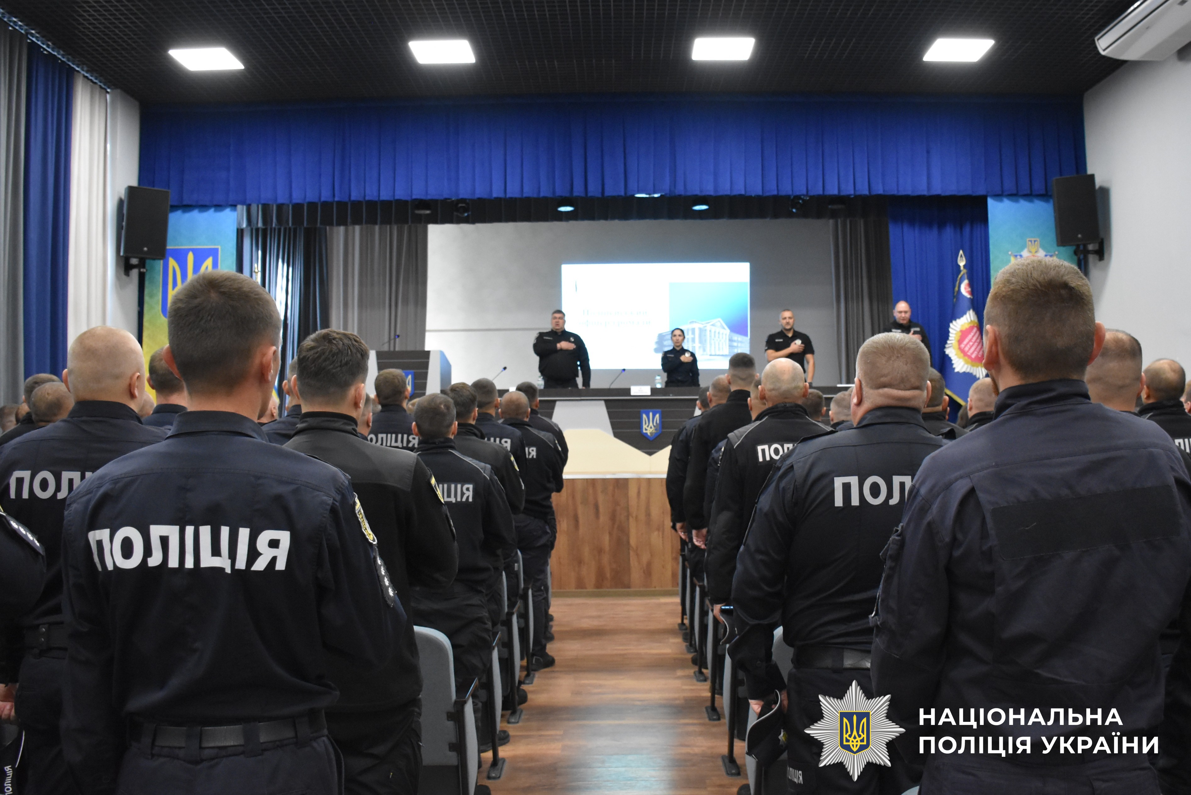 учасники заходу під час звучання гімну України