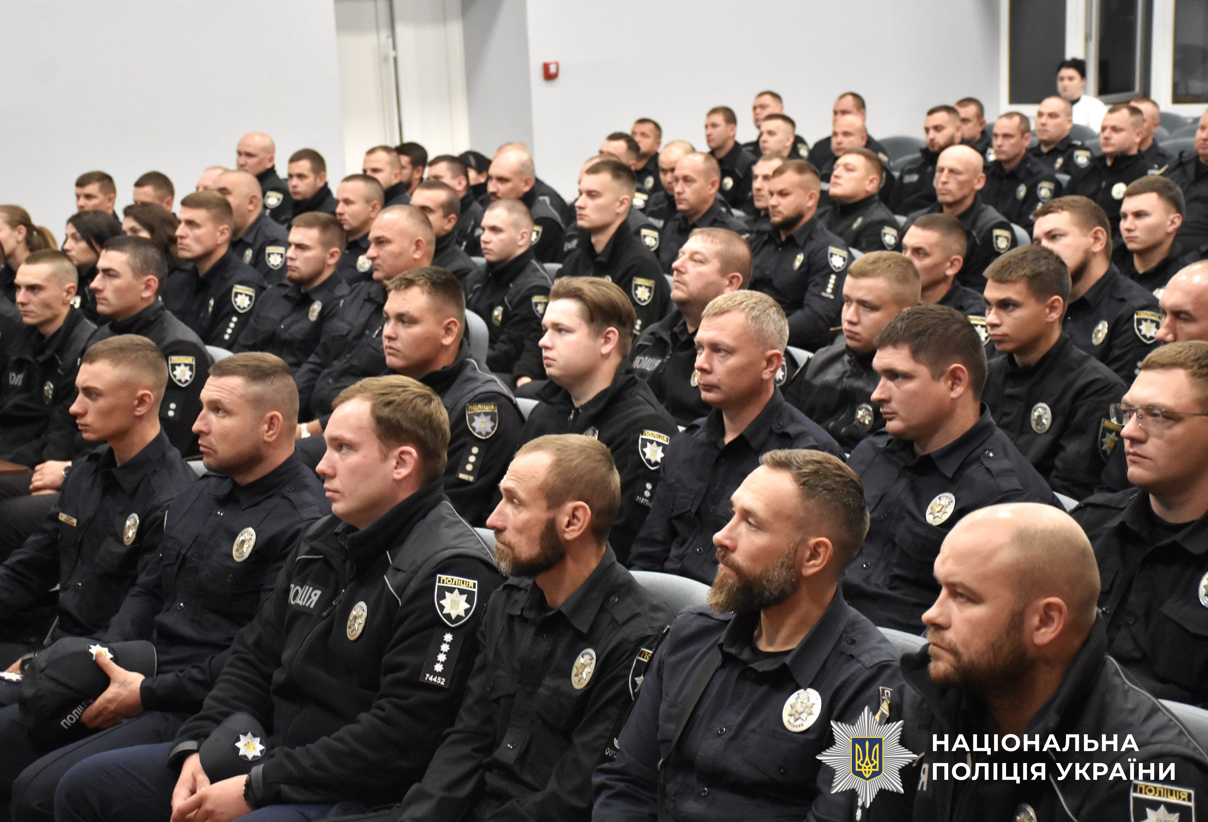 поліцейські офіцери громади у залі