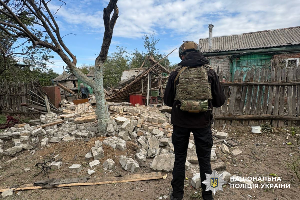 Поліцейський документує наслідки обстрілу