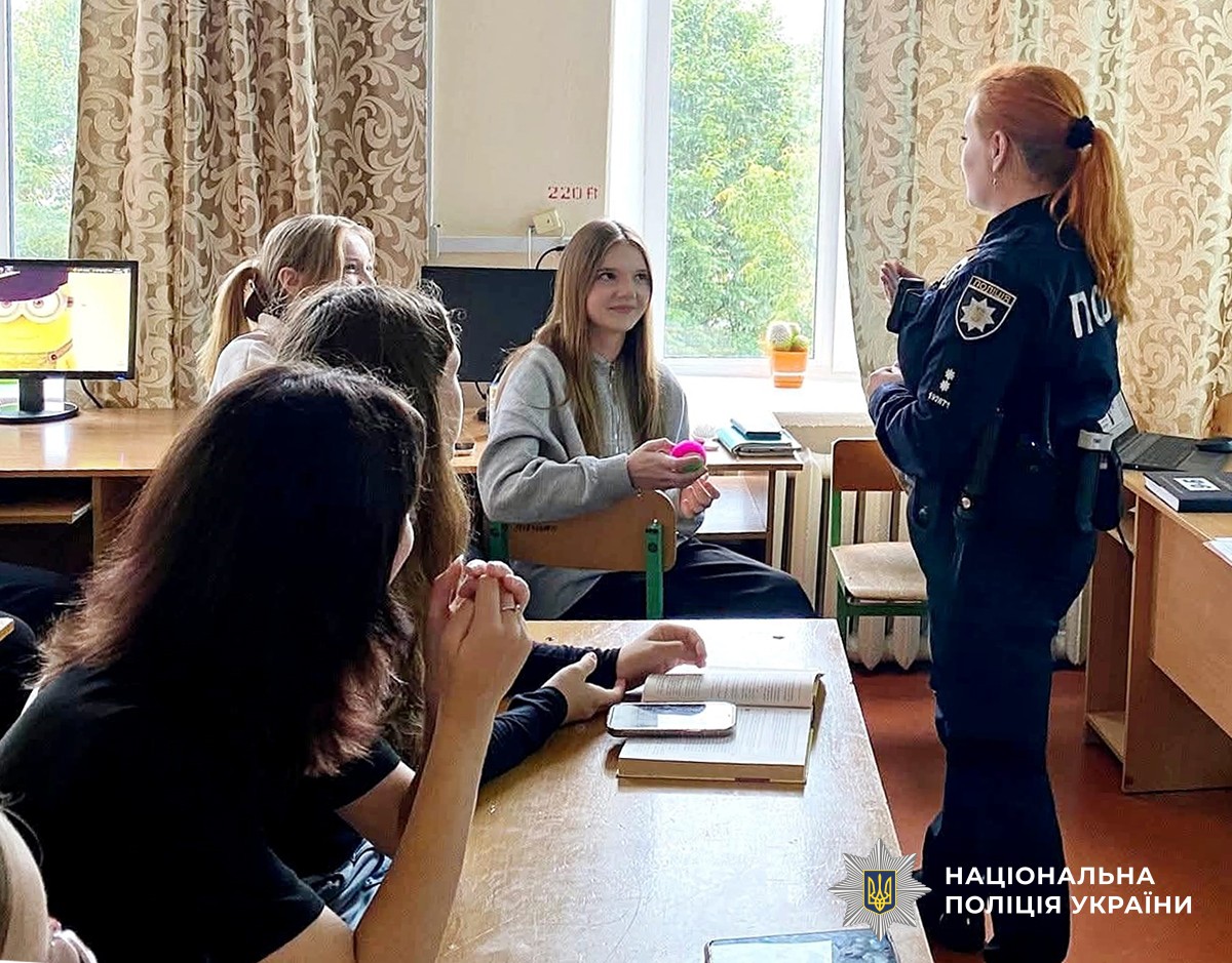 поліцейська розмовляє з учнями в класі